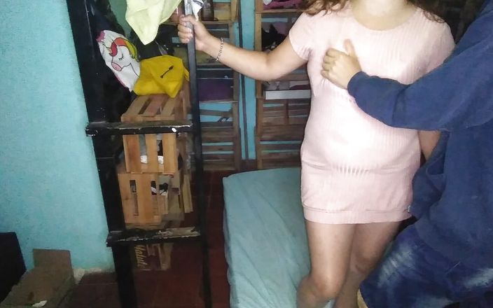 Fitcure1: Eu toco os peitos dela, puxo o vestido curto dela,...