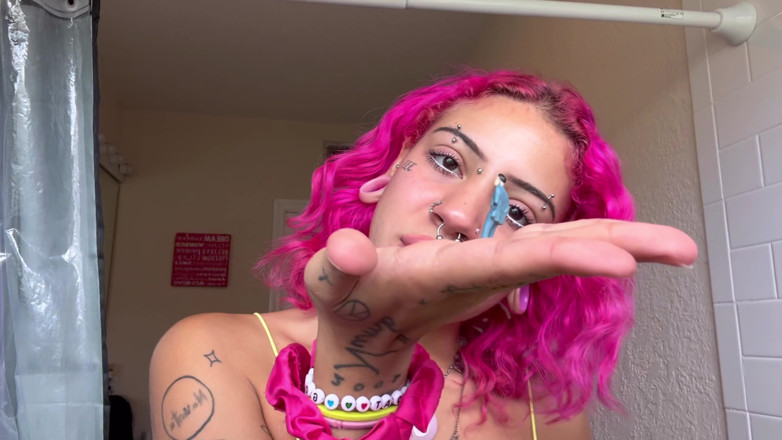 Nali Marie: Giantess tìm thấy một người đàn ông nhỏ bé