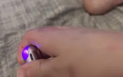Clitvibrator för att försöka få Kylie att spruta