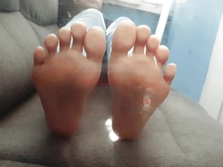 Aurora's feet: Soles on the Glass!
