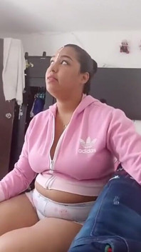 我要带我的女友去夜总会，这样她就可以当女服务员了，但首先我给她一次很好的后入式性爱