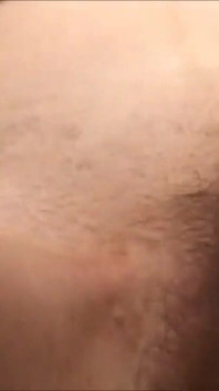 Si rambut coklat bermain dengan dildo