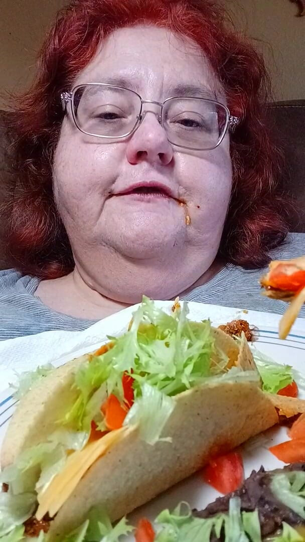 BBW nurse Vicki adventures with friends: Jadał duży posiłek domowej roboty taco