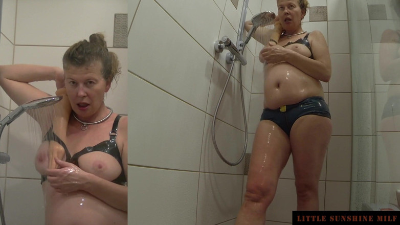 Little Sunshine MILF: Ja i gumowa pięść pod prysznicem