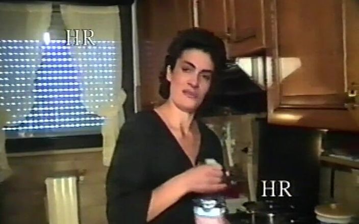 Italian swingers LTG: Italiensk rödljus vintagevideo från VHS -band med hemmafruar #9 - Berättelser om familjer!