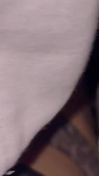 Transgirl hat einen Typen im Auto gefickt und ihr Sperma in den Mund gekommen
