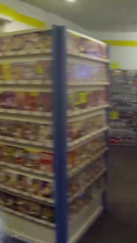 Julia Pink ci lascia guardare mentre la riunione si sviluppa nel video shop