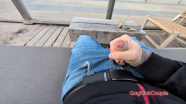 GayKinkCouple: ビーチでのリスキーなオナニー