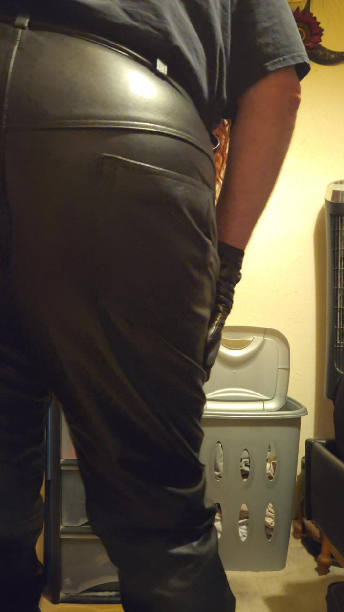 Leatherman63: Sborrata nei miei nuovi pantaloni di pelle
