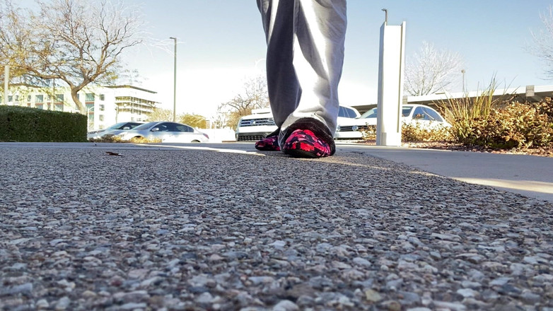 Tan feets: 공공 슬리퍼 밖에서 자연 손톱으로 애타게 애타게 하는 Tanfeets