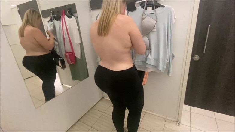 Bootyass Girl: Quick blowjob in Tesco cloakroom