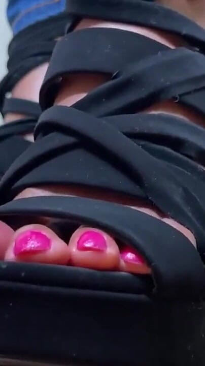 Pink Foxx: Degete roz cu tocuri negre strappy