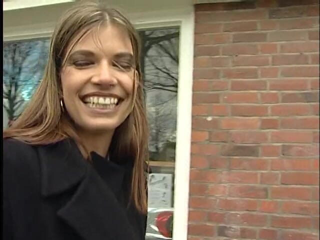 Lucky Cooch: Belleza morena entrevistada en la calle
