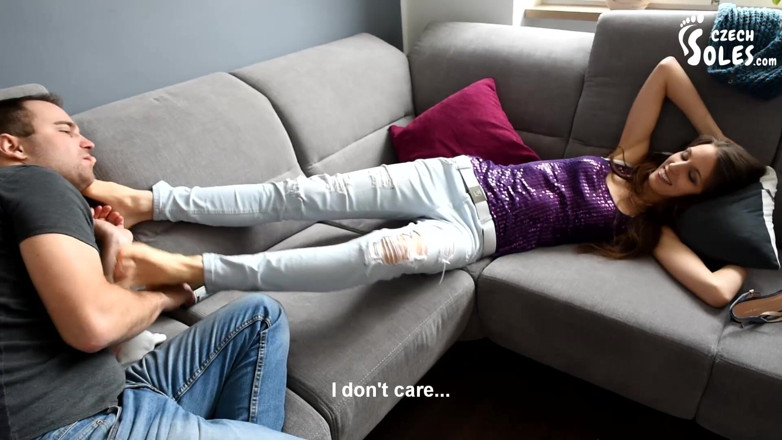 Czech Soles - foot fetish content: Hangover, kaki besar seksi dan ibadah kaki gila!