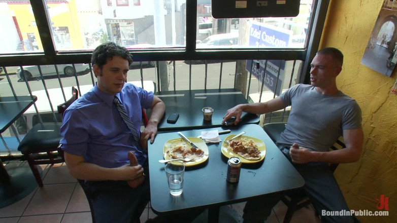 Bound in public: Les patrons du restaurant baisent un mauvais serveur et le...