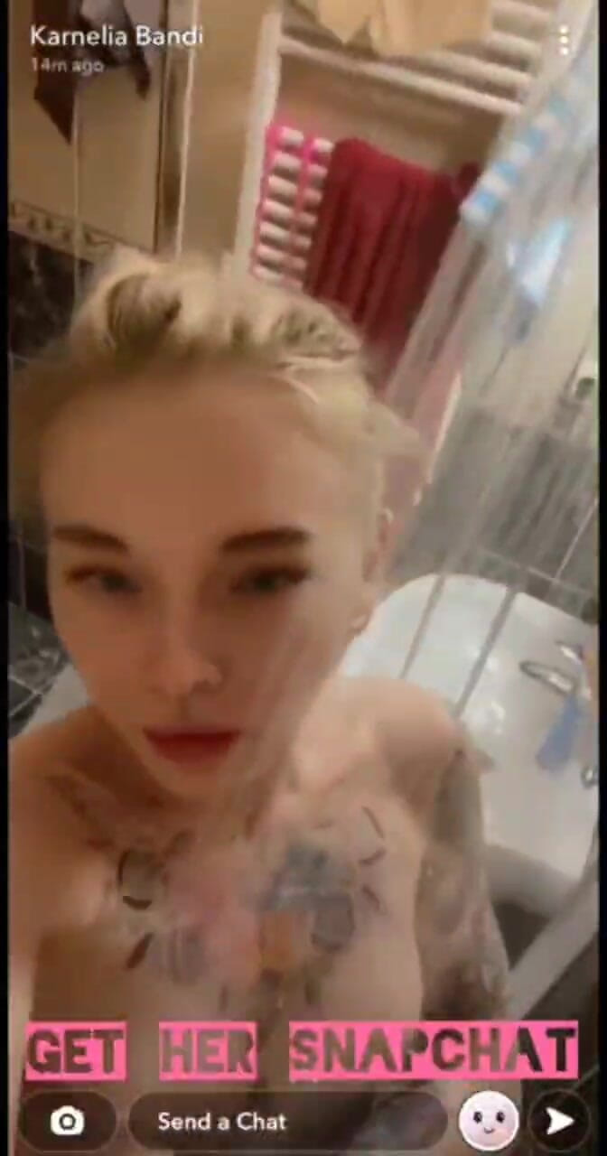Karneli Bandi: Cewek hot dengan tubuh aduhai lagi asik mandi