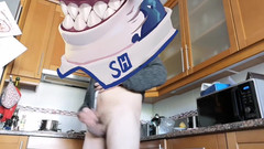 Rafael Torreano: Armăsar sexy se masturbează și ejaculează în bucătărie în timp ce gătesc