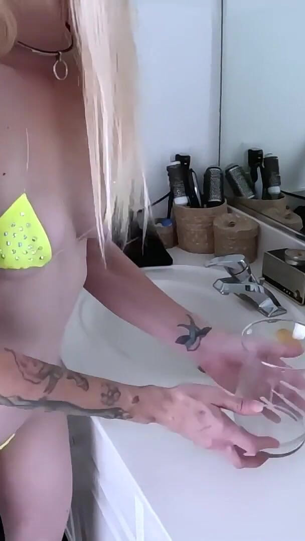 Mila Mynx: 穿着我的新泳衣玩弄小便