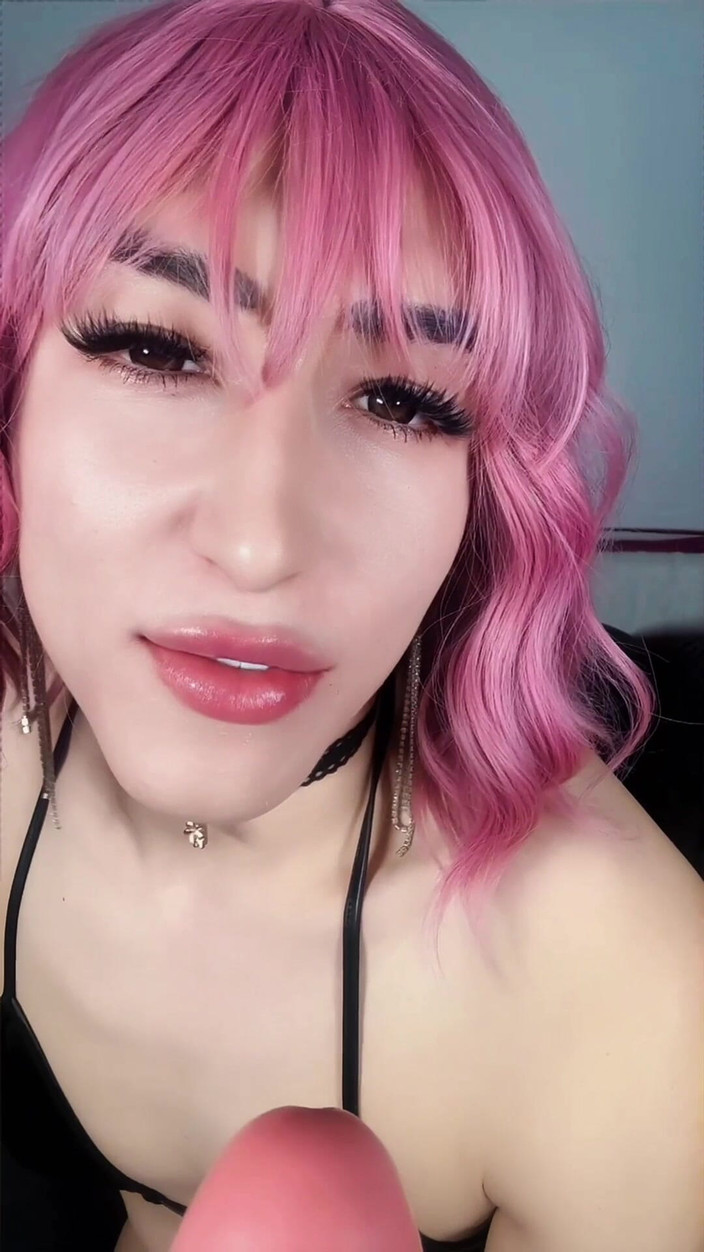 Viper Fierce: ブーツを履いた欲情した弱虫女装者 巨大なソロオナニーと射精