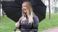 Casting sexuel pour une adolescente blonde