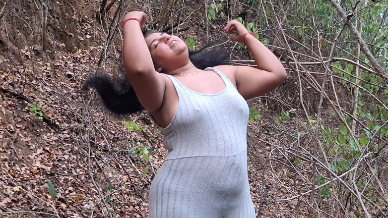 SugarPose: Bella Donna Latina Cammina Nuda All'aperto