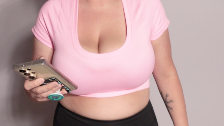 Vibra King Video: MILF com peitões se exercita em topless