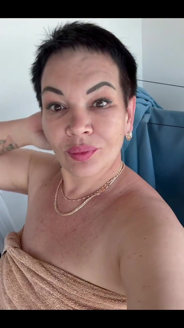 KarmenMilf: Aku lagi asik muasin memekku sendirian di balkon di pinggir...
