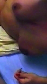 Une brune mature à forte poitrine doigte sa chatte dégoulinante en se faisant baiser