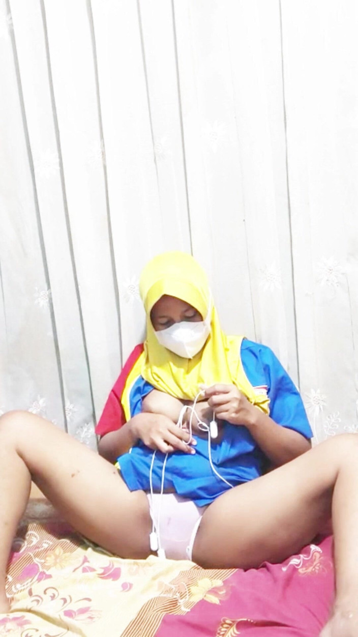 Rania: Indomaret Employee Girl Masturbates