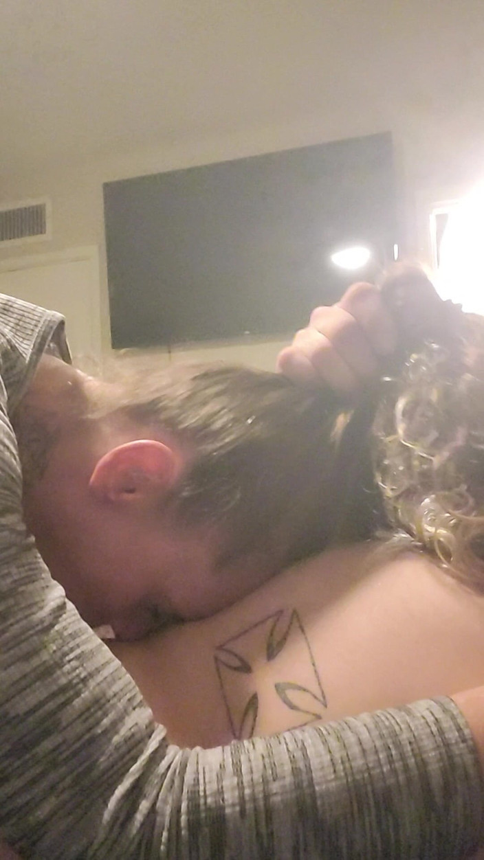 My throat demon: Ella no tiene espalda a su garganta