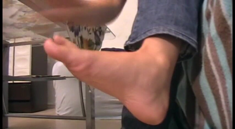 Foot Girls: Melady fıstık ve tatlı yiyor