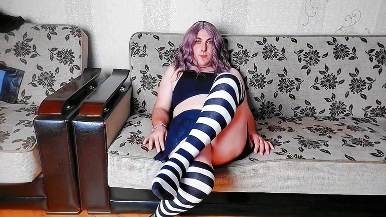 Kitty_Cross: Transsexuală drăguță își ridică fusta ușor în Briză Blândă