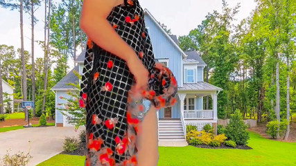 Kitty_Cross: Banci comel memegang bunny di atas katil dengan main-main