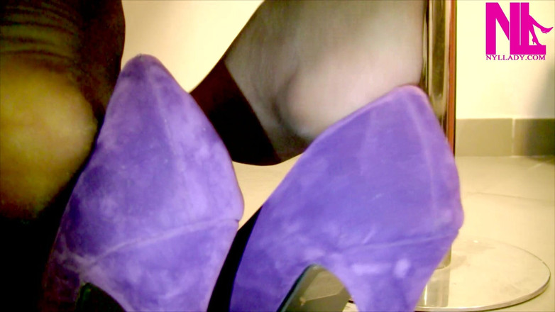 Nyllady: Schuhspiel in violetten velvet pumps und schwarzer schmetterlings-strumpfhose
