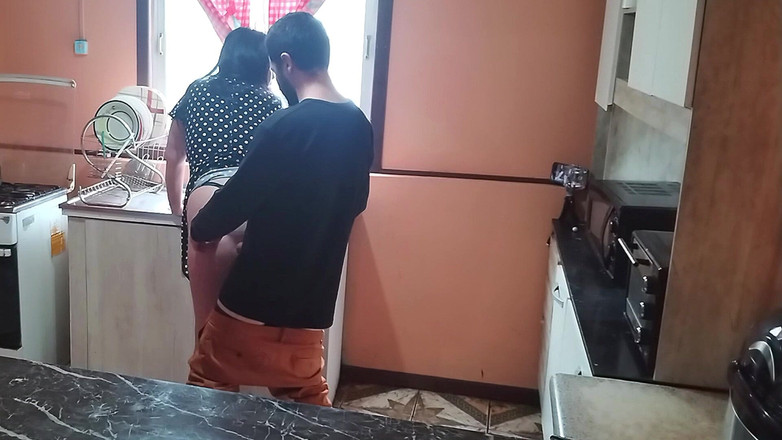 BBW Kelly Mom: 부엌에서 새엄마를 붙잡고 섹스를 시작했어