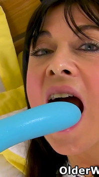 UK MILF Lelani Looks so Fuckable in Her Maid Uniform