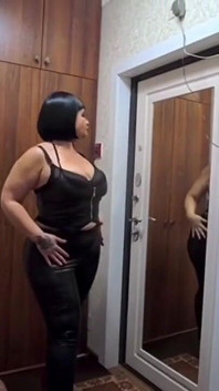 Milf com uma bunda grande veio para chupar e foder meu pau