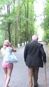 Bătrâni fut păpuși - bunicul Mireck o fute pe tânăra vedetă porno Alexa Bold în aer liber