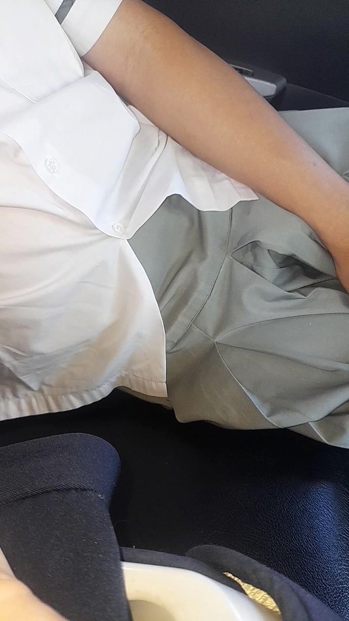 Naomisinka: Asiática crossdresser acaba con uniforme gris de colegiala