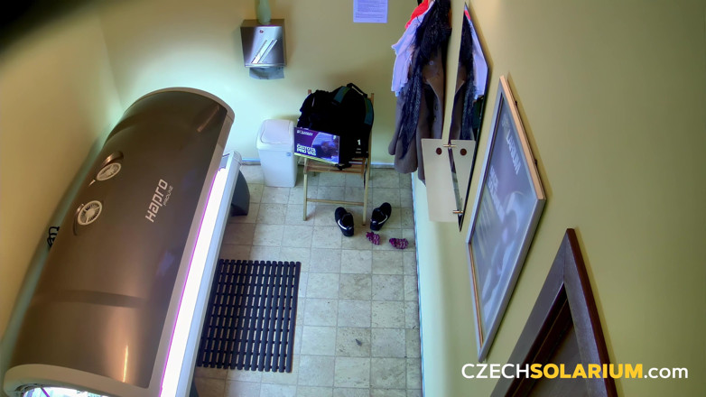 Czech Solarium: Tcheca Solarium 69: Sexy jovem morena mostra sua buceta apertada