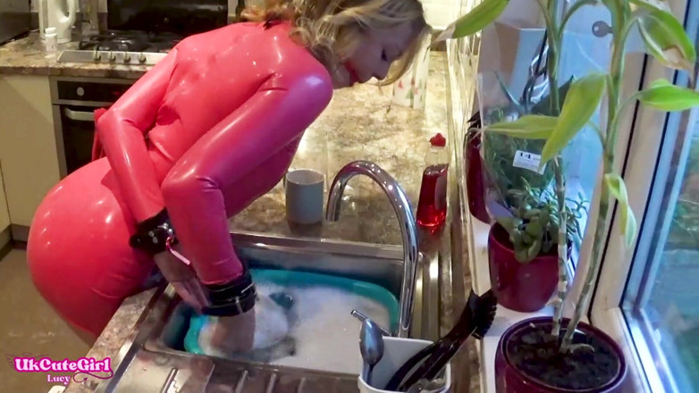 UKCuteGirl Lucy Lauren: Esclavo doméstico de látex: amordazado, restringido y goteando por todas...
