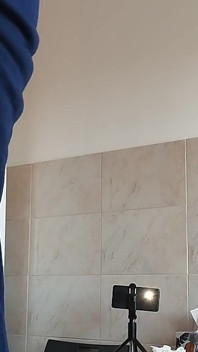 Chlupatá brunetka kundička, Velká prsa, Smyslná chlupatá žena v kuchyni.