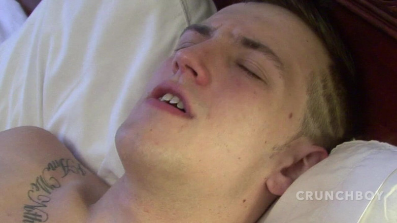 Gaybareback: 젊은 이성애자가 게이 남성에게 빨려 들어주는 것을 받아들입니다