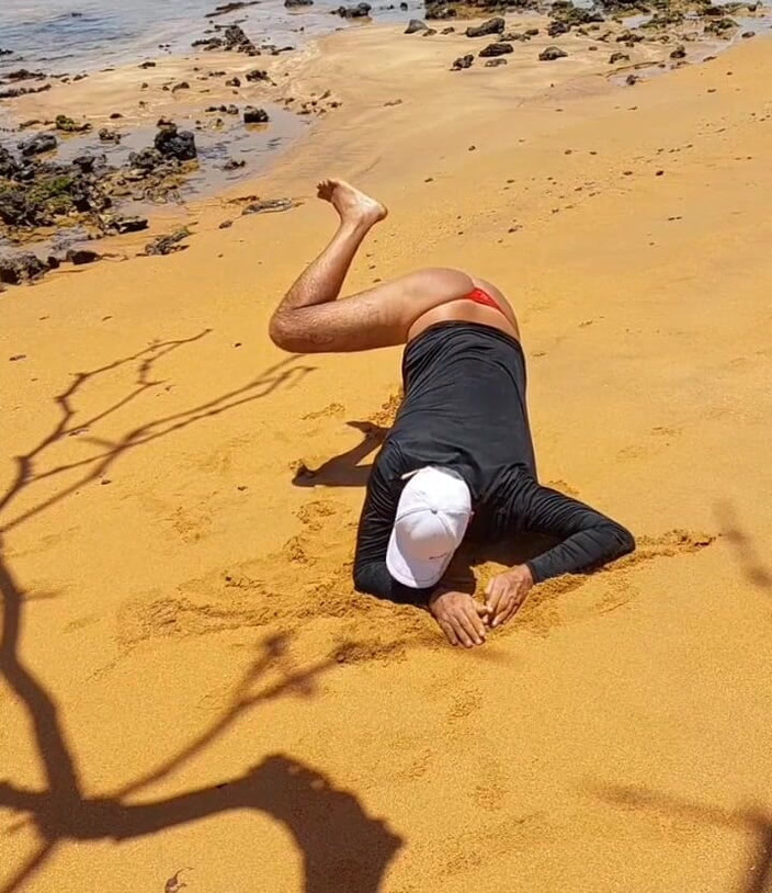 Ladysilvas: Ladysilva, travesti, culotte sur la plage, exhibe son cul sexy
