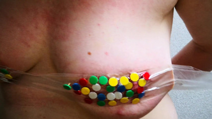 Bouncy Tits Action: Titten und daumenfick