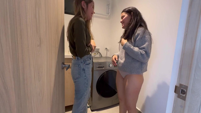 scarlettandc: Mon collègue me transforme en lesbienne dans sa buanderie