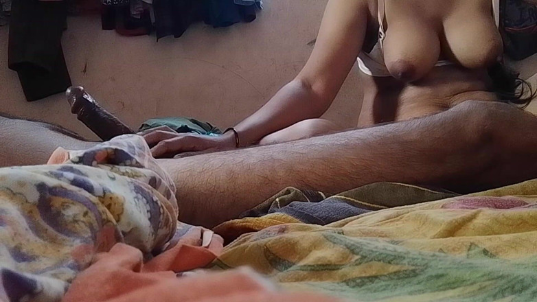 Bijukumar: 一个放荡的护士吮吸她丈夫的鸡巴