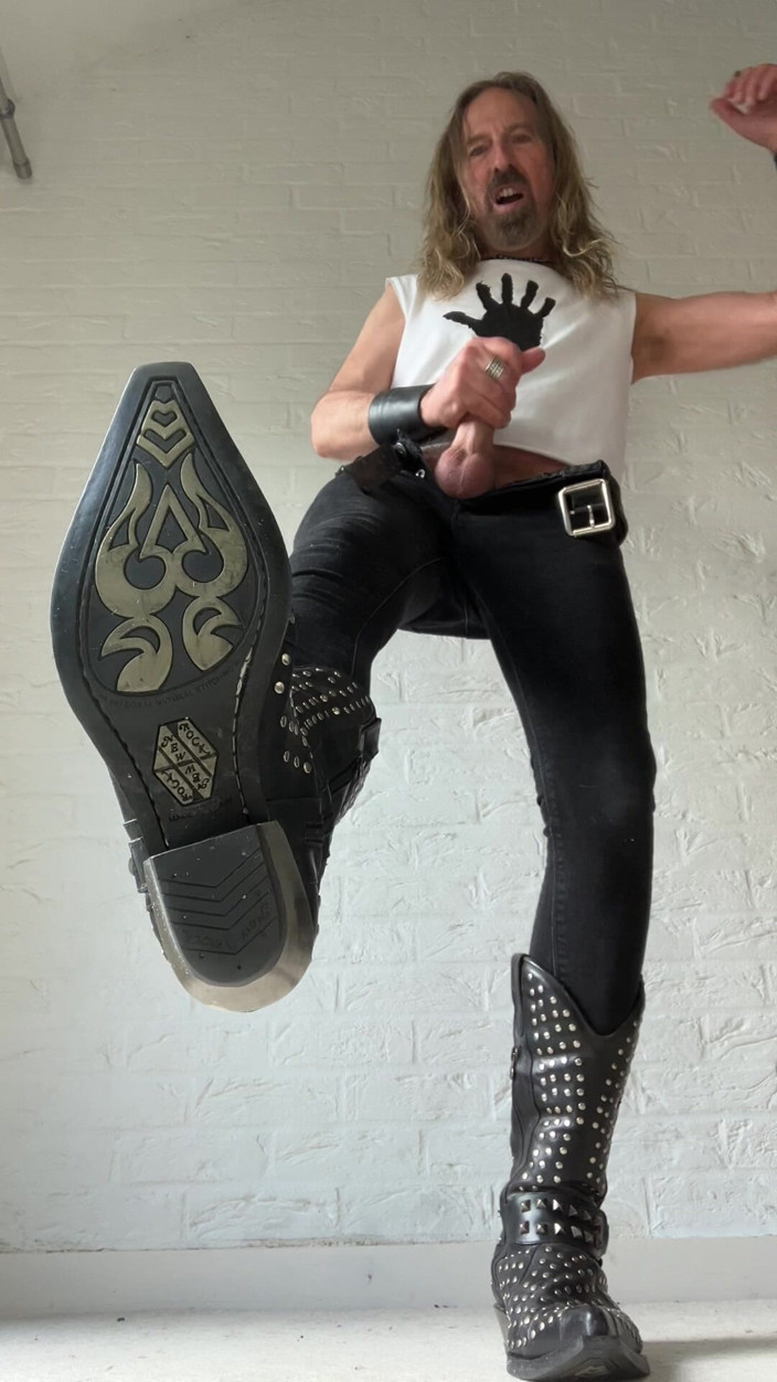 Longhairdude: Longhairdude en jeans negros flacos, camiseta de mano negra, nuevas...