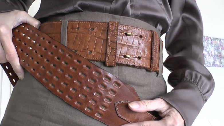 Lady Victoria Valente: Возбуждающая примерка ремня с белья юбкой, часть 1, леди Виктория Валенте