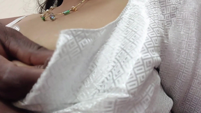Desisexqueen: 美しいアジア系デシの義理の妹がハードコアなセックスを